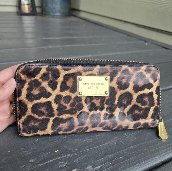 Michael Kors Cheetah Jet Set Continental Wallet - Picture 1 of 10